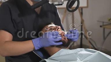 牙医用镜子`病人检查牙齿. <strong>牙科器械</strong>